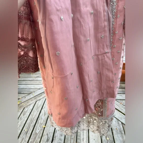 Pakistani outfit - Picture 7 of 11